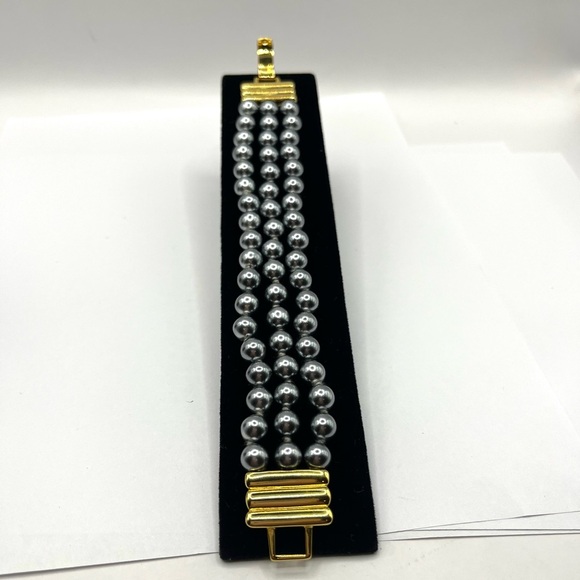 KJL Bracelet Beautiful 3 Strand KENNETH LANE Faux Silver Pearls Luxury Vintage - Picture 3 of 9